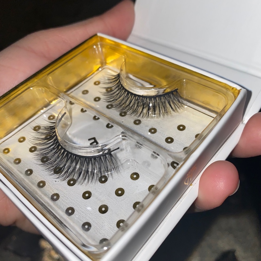 Lashes - Picture 6 of 10